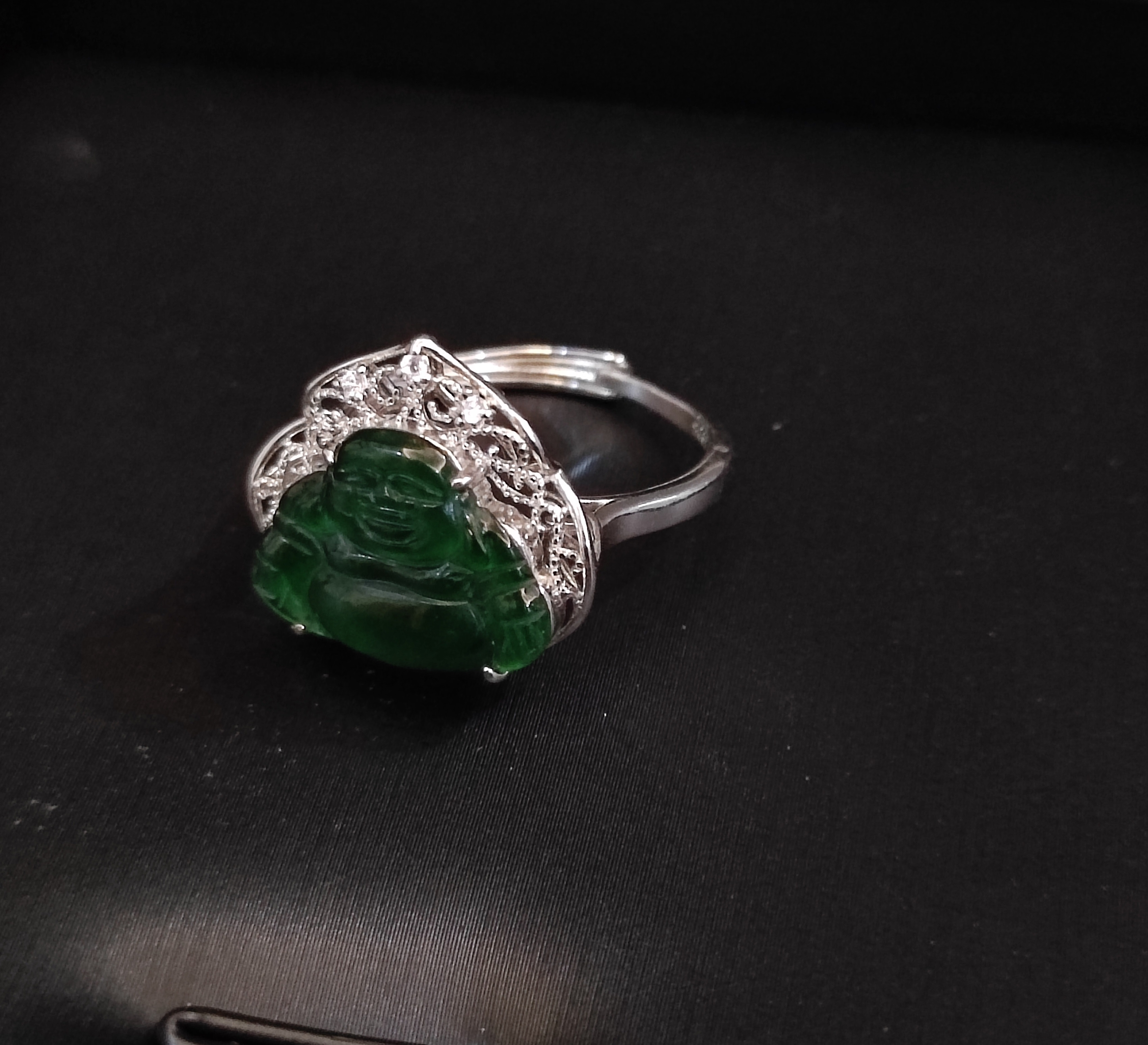 Nhẫn Mặt Phật Ngọc Phỉ Thúy Myanmar Màu Xanh Tam Thái Lục